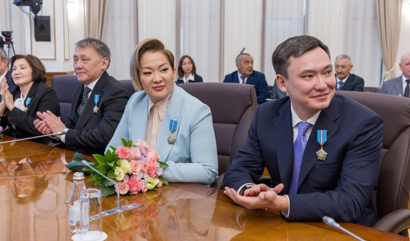 Горняки, энергетики, медики и учителя получили госнаграды ко Дню Республики  Премьер министр