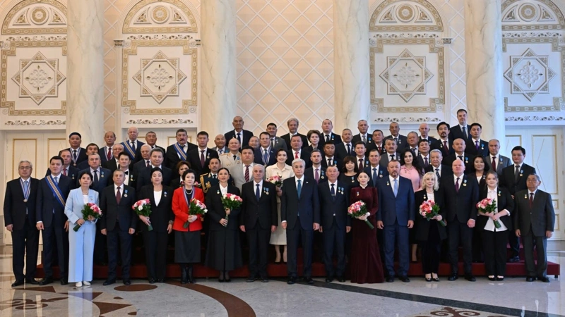 Президент вручил награды ко Дню Республики ряду казахстанцев