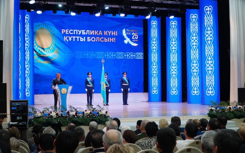 Более 50 акмолинцев наградили ко Дню Республики п