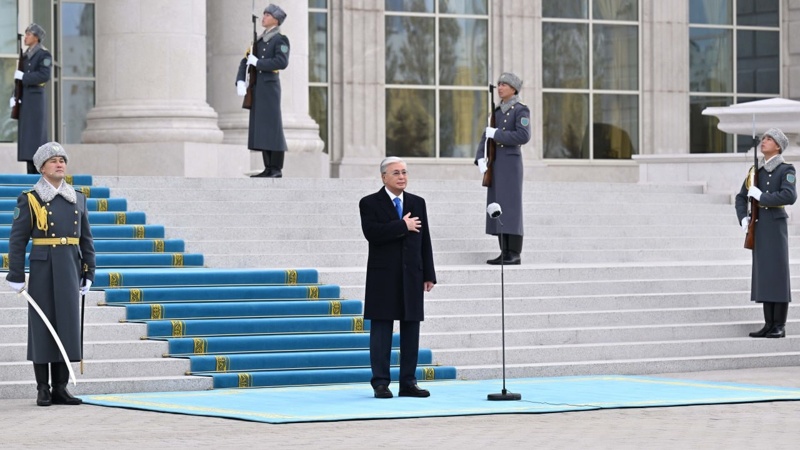 Президент Мемлекеттік ту көтеру рәсіміне қатысты   Президент Мемлекеттік ту көтеру рәсіміне қатысты