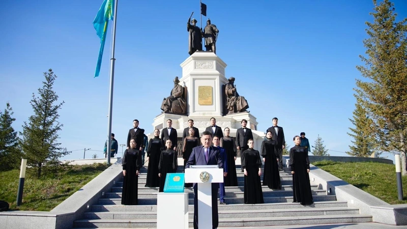Óskemende Respýblıka kúnine oraı Memlekettik tý kóterý rásimi ótti