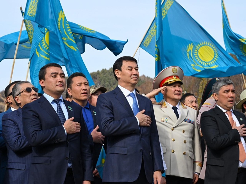 В Алматы в честь Дня Республики подняли Государственный флаг а