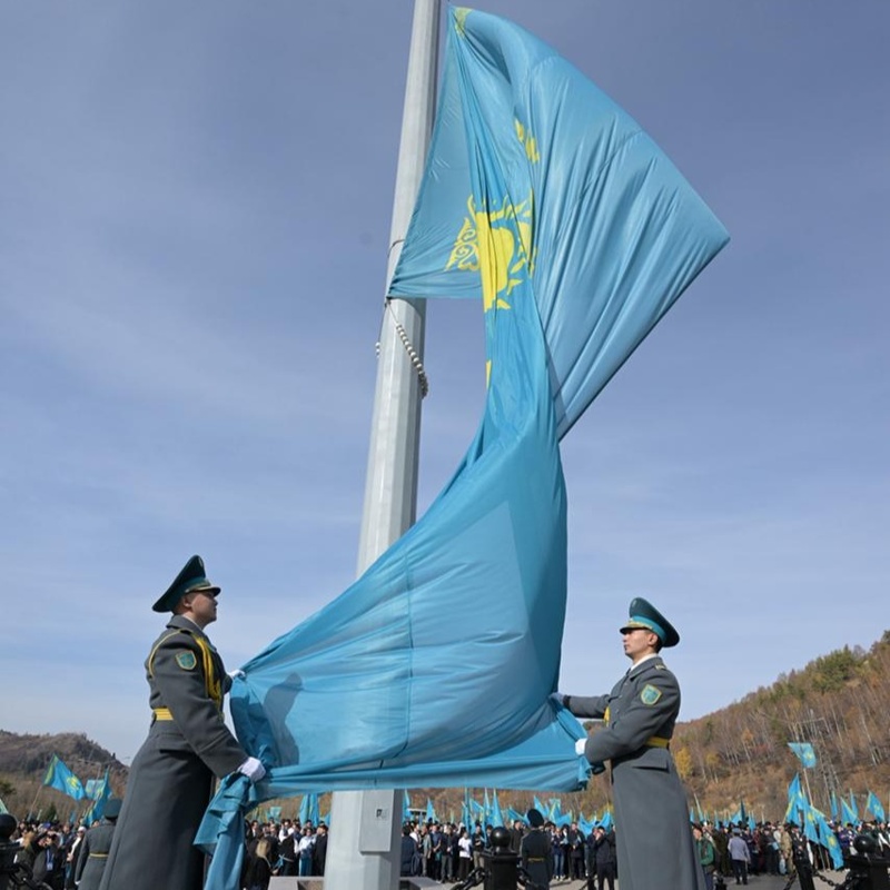 В Алматы в честь Дня Республики подняли Государственный флаг а
