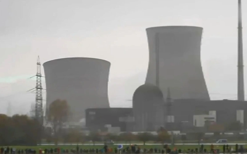 В Германии взорвали башни старейшей АЭС страны