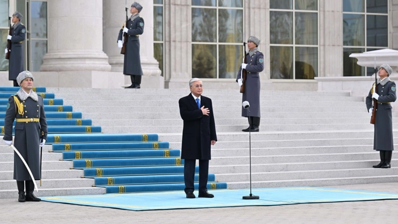  Президент Мемлекеттік ту көтеру рәсіміне қатысты 