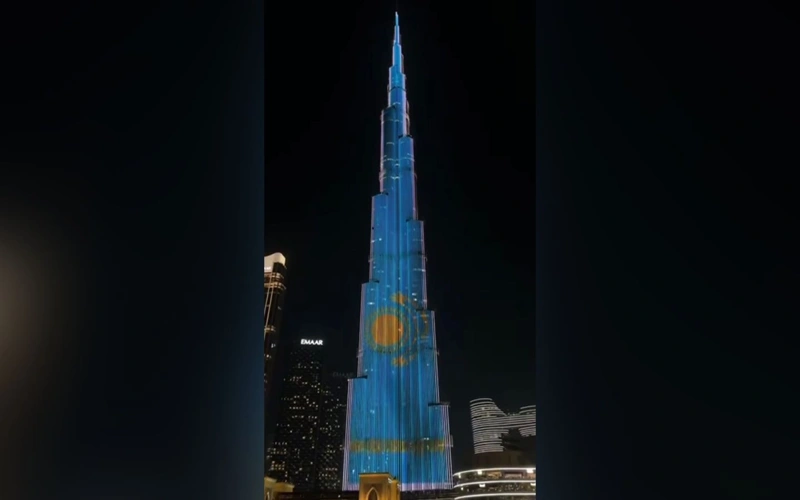 Самое высокое здание в мире окрасилось в цвета флага Казахстана