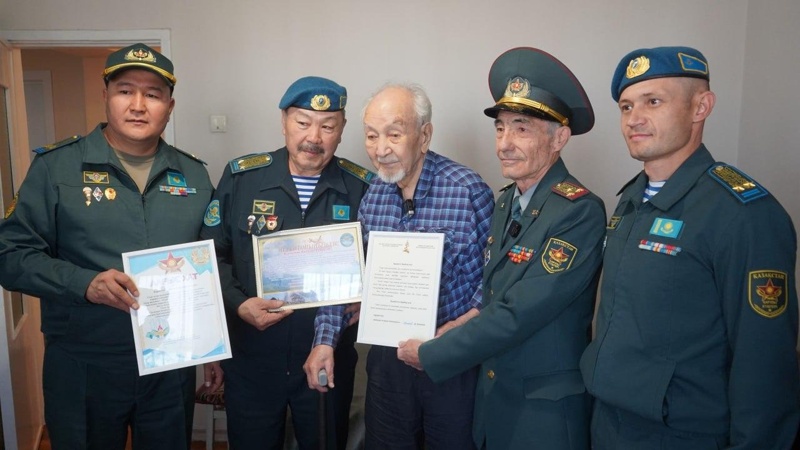 Алматыда Қарулы күштердің әскери қызметшілері соғыс ардагерін құттықтады Алматыда Қарулы күштердің әскери қызметшілері соғыс ардагерін құттықтады