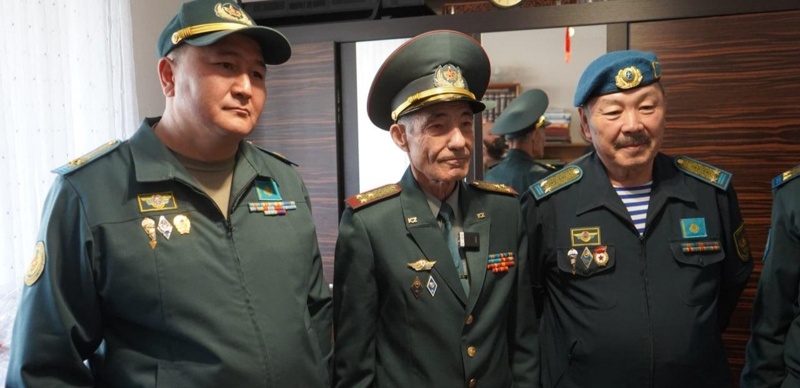 Алматыда Қарулы күштердің әскери қызметшілері соғыс ардагерін құттықтады Алматыда Қарулы күштердің әскери қызметшілері соғыс ардагерін құттықтады