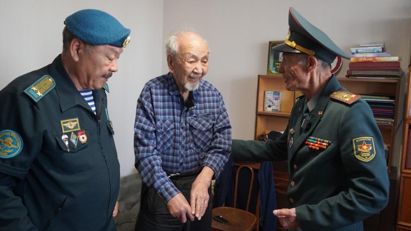 Алматыда Қарулы күштердің әскери қызметшілері соғыс ардагерін құттықтады Алматыда Қарулы күштердің әскери қызметшілері соғыс ардагерін құттықтады