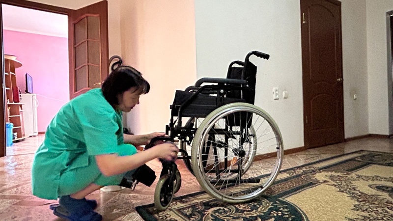 Eń birinshi júrektiń jylýy men meıirim kerek — áleýmettik qyzmetker Eń birinshi júrektiń jylýy men meıirim kerek — áleýmettik qyzmetker