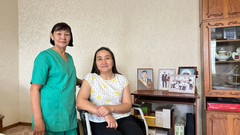 Eń birinshi júrektiń jylýy men meıirim kerek — áleýmettik qyzmetker