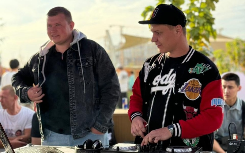 В этот же день в «Доме дружбы» прошел фестиваль народного единства «В единстве — наша сила!», посвященный Дню Республики и 30-летию Ассамблеи народа Казахстана. Мероприятие, организованное Грузинским этнокультурным центром, стало настоящим праздником дружбы и согласия. Представители различных этносов представили свои традиции, песни и танцы, подарив зрителям незабываемые эмоции. На площади у здания Ассамблеи прошли спортивные соревнования, где были выявлены сильнейшие в армрестлинге. Участники продемонстрировали силу духа и пропагандировали здоровый образ жизни, подчеркивая праздничное настроение дня. В этот же день в «Доме дружбы» прошел фестиваль народного единства «В единстве — наша сила!», посвященный Дню Республики и 30-летию Ассамблеи народа Казахстана. Мероприятие, организованное Грузинским этнокультурным центром, стало настоящим праздником дружбы и согласия. Представители различных этносов представили свои традиции, песни и танцы, подарив зрителям незабываемые эмоции. На площади у здания Ассамблеи прошли спортивные соревнования, где были выявлены сильнейшие в армрестлинге. Участники продемонстрировали силу духа и пропагандировали здоровый образ жизни, подчеркивая праздничное настроение дня.