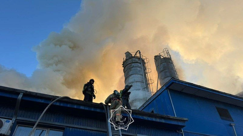 В Астане тушат пожар по повышенному рангу