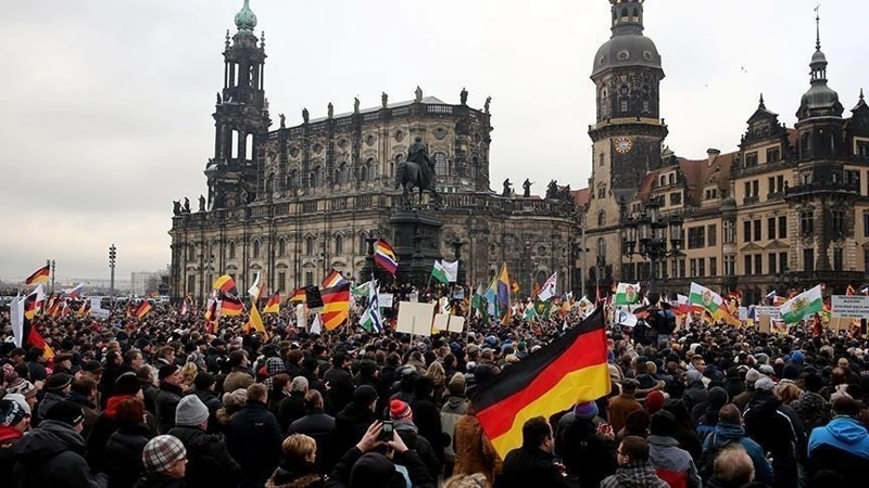 Germanııada úkimet jumysyna kóńili tolmaıtyndardyń qatary artyp keledi