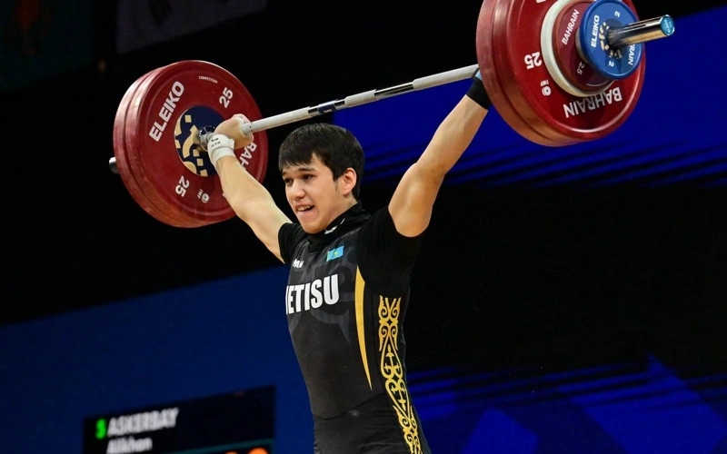 Jas aýyr atlet Álıhan Áskerbaı jańa álem rekordyn ornatty