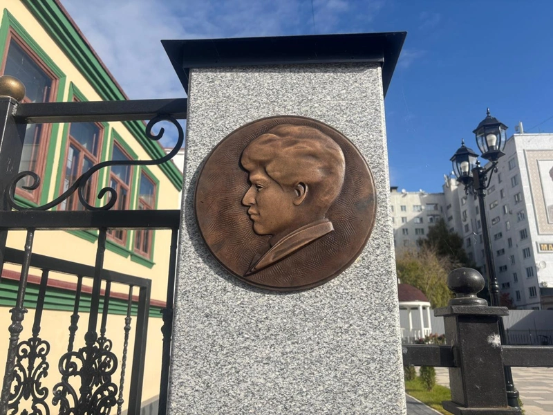 Клэр Сантос ол кім