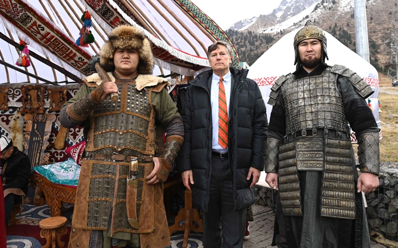 Орыс бастық өзінің хатшысын былғады Орыс бастық өзінің хатшысын былғады