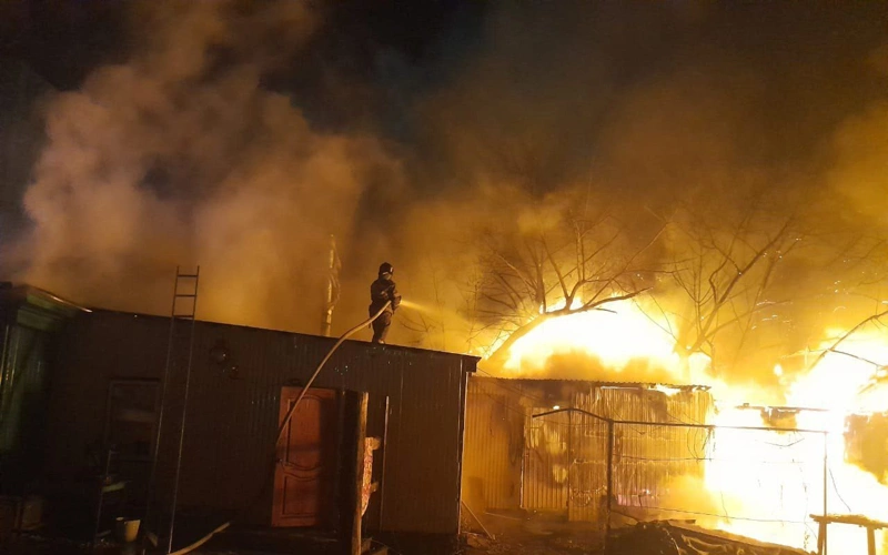 В Семее пожар уничтожил три дома — огонь тушили 30 спасателей