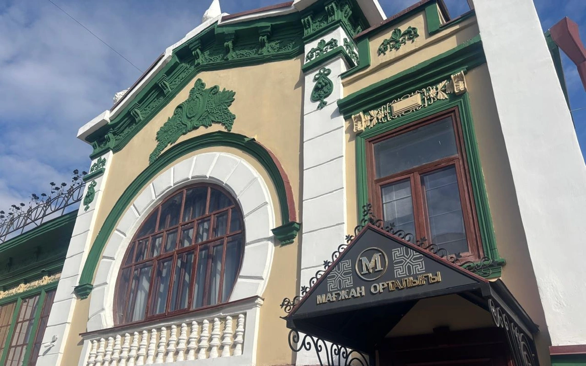 Порно көршінің күйеуін алдайды