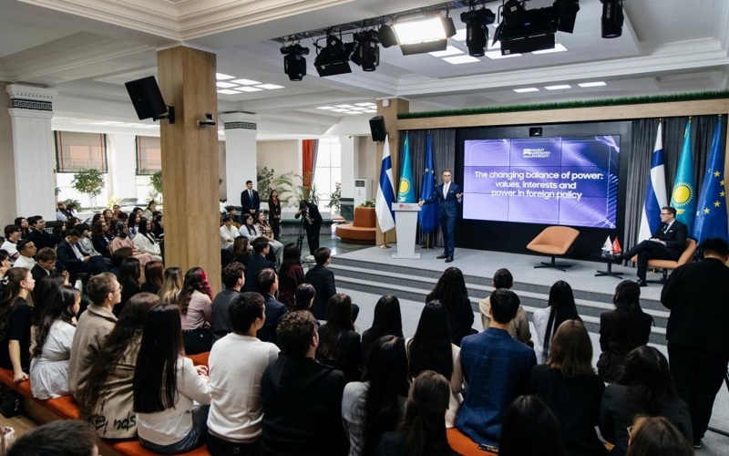 芬兰总统斯图布在马克苏特·纳里克巴耶夫大学发表演讲