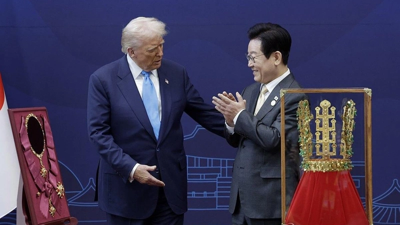 Южная Корея вручила Дональду Трампу копию древней золотой короны и высшую государственную награду