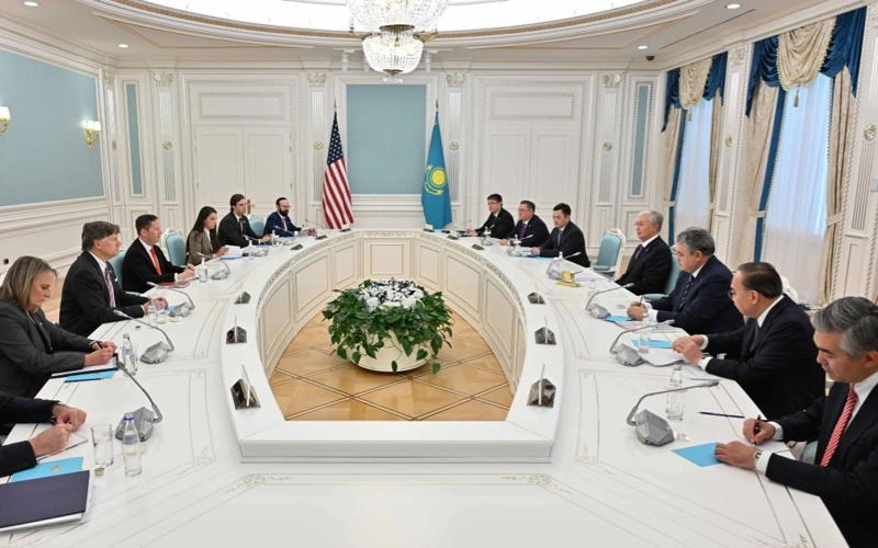 Президент Серджио Гор және Кристофер Ландаумен кездесті