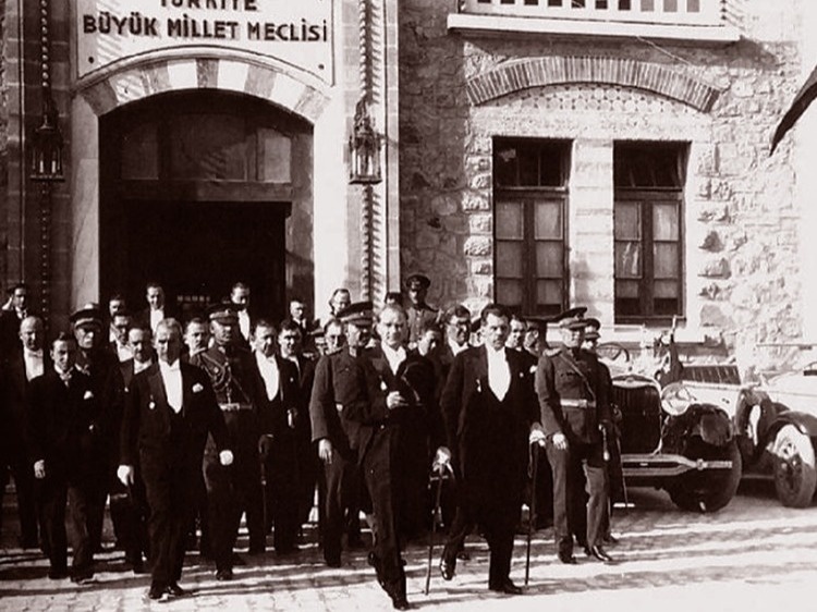 Мустафа Кемаль Ататюрк Турецкой Республике — 102 года: страна отмечает День Республики