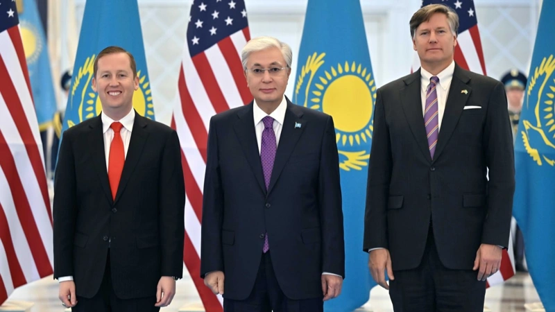Президент Серджио Гор және Кристофер Ландаумен кездесті