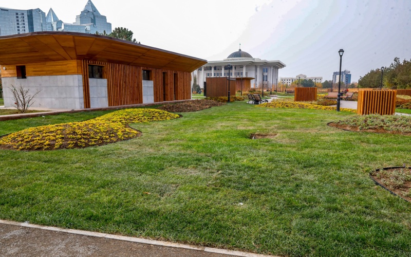 Новый облик Алматы: каким стал сквер на месте резиденции Президента р