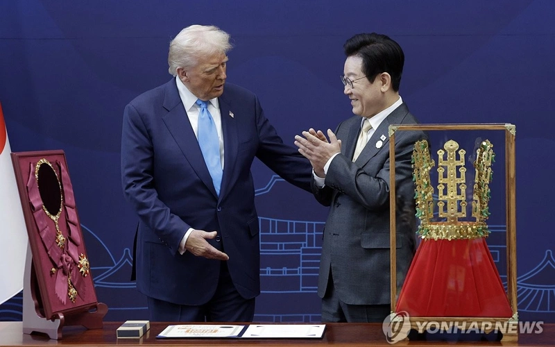 South Korea's President awards Trump with replica of ancient gold crown, highest state medal