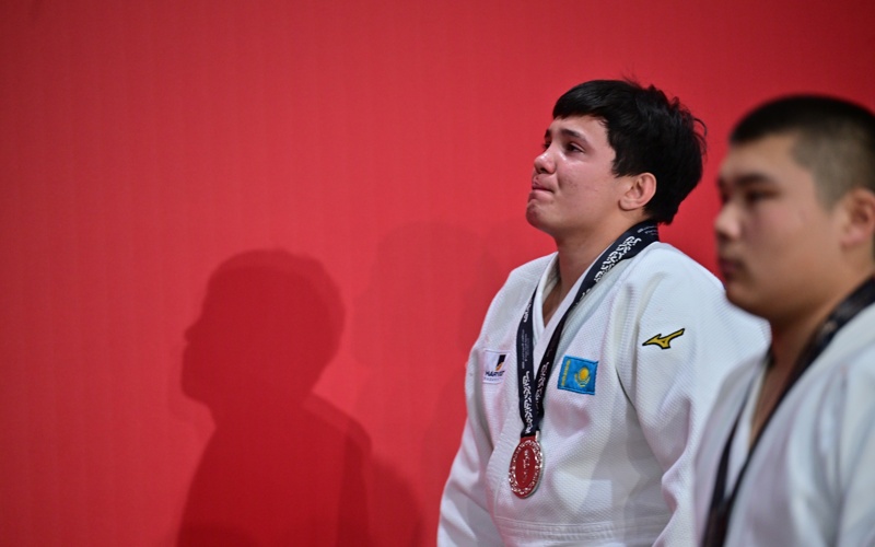 Бюсти мұғалім трахается оның үстел Балапан өте тез босанады