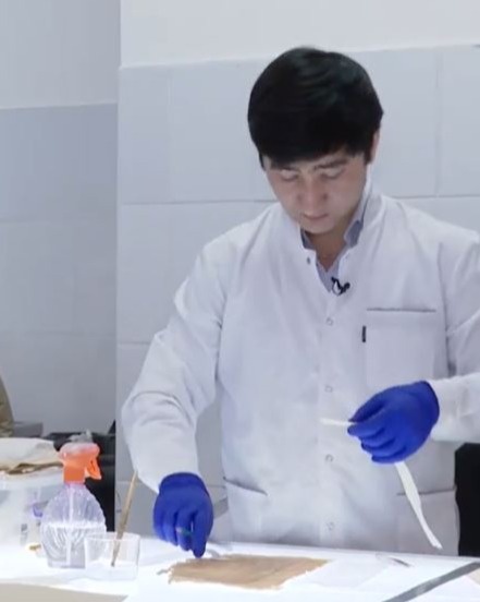 Жидкую бумагу начали изготавливать в Казахстане для реставрации древних рукописей Жидкую бумагу начали изготавливать в Казахстане для реставрации древних рукописей