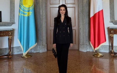 Жасанды кеудесі бар жезөкшелер Олар еркекті контилик еткенше традициялайды.