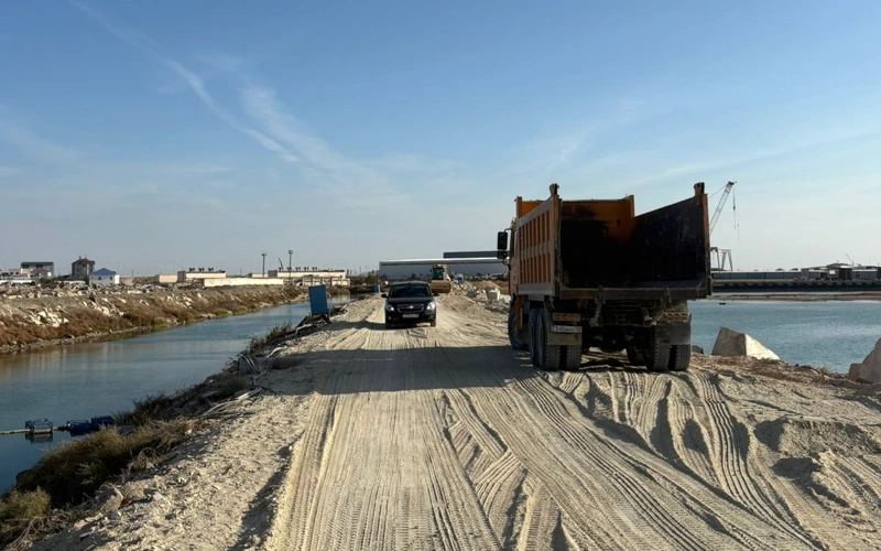 Әйелдің қынапшасына үлкен заттар итеріледі