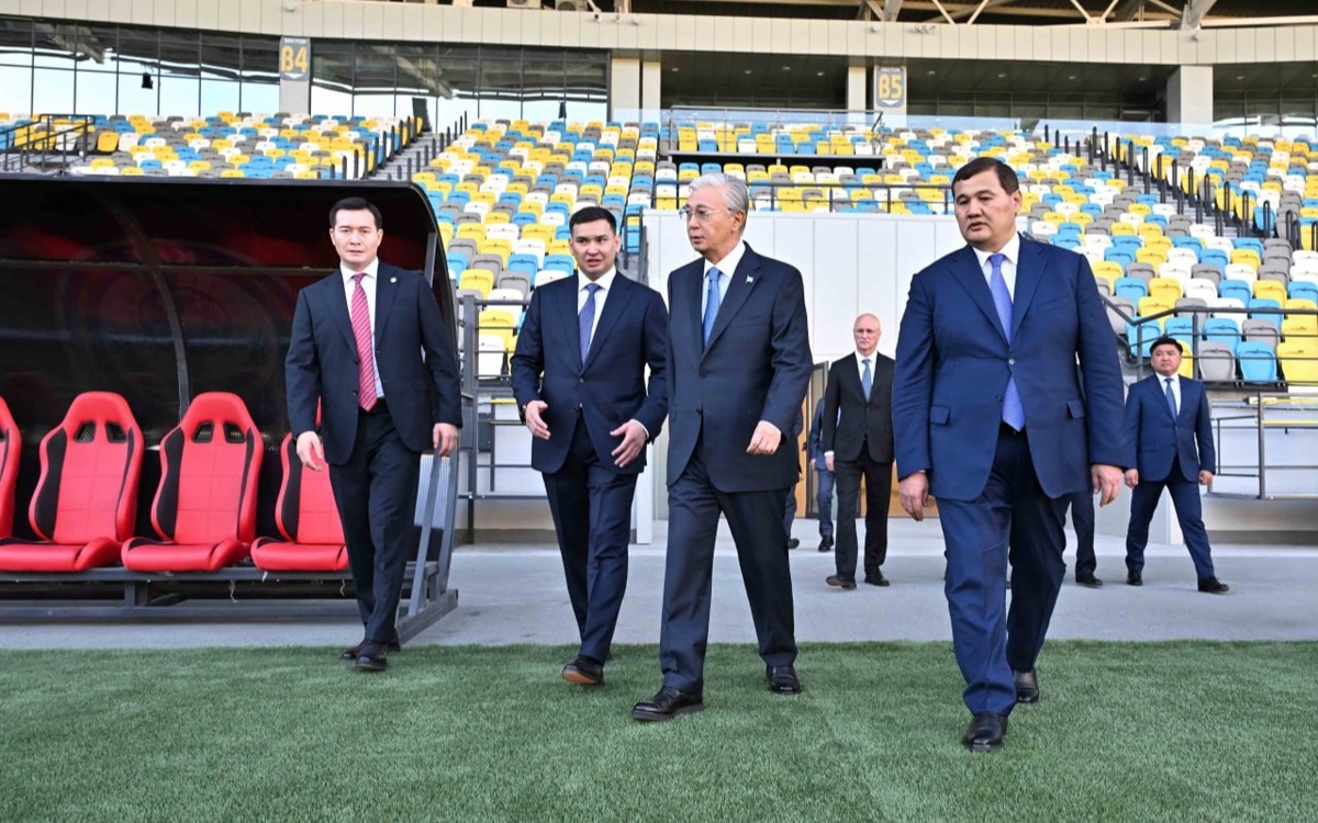 Екі адам бір әйелді ұрып жатыр (видео) Сорғыштағы дилдо бар порно