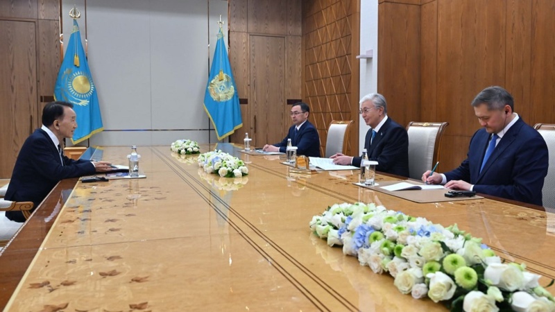 Глава государства принял председателя попечительского совета образовательного фонда Woosong Ким Сонг Кёнга о