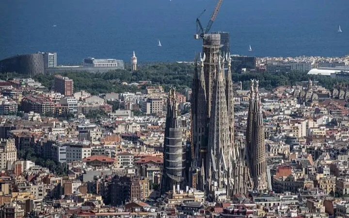 Саграда Фамилия высокий храм 