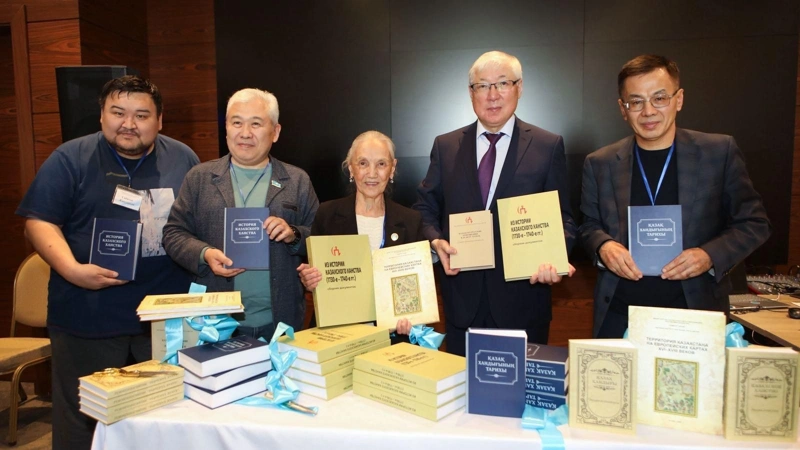 Серию трудов по истории Казахского ханства представили в Астане