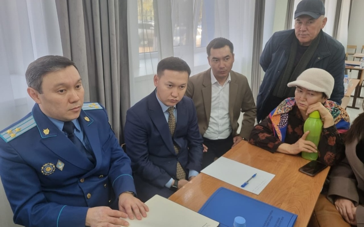 Қыздар оны кискаға береді