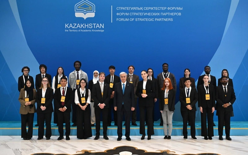 Memleket basshysy elimizde bilim alyp jatqan sheteldik stýdentterge sáttilik tiledi