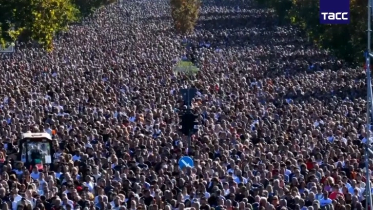 В Сербии в годовщину трагедии проходят памятные шествия