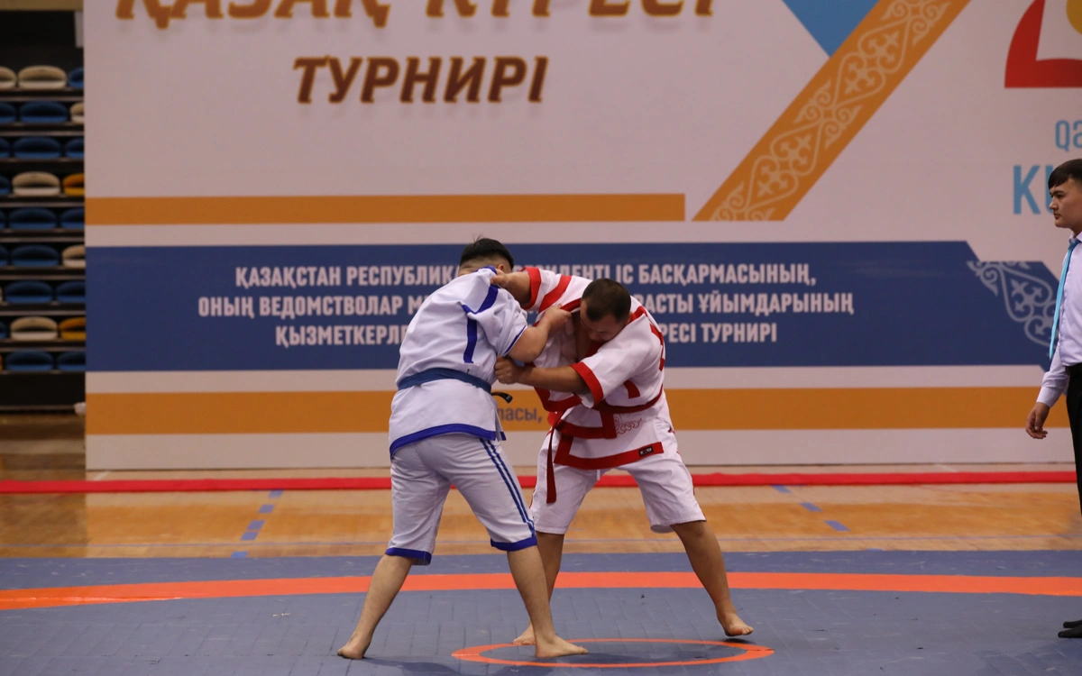 Жас кисканың жақыннан түсірілген видеосы