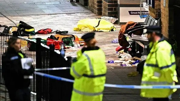 Anglııada poıyzda belgisiz bireý adamdarǵa pyshaqpen shabýyldady