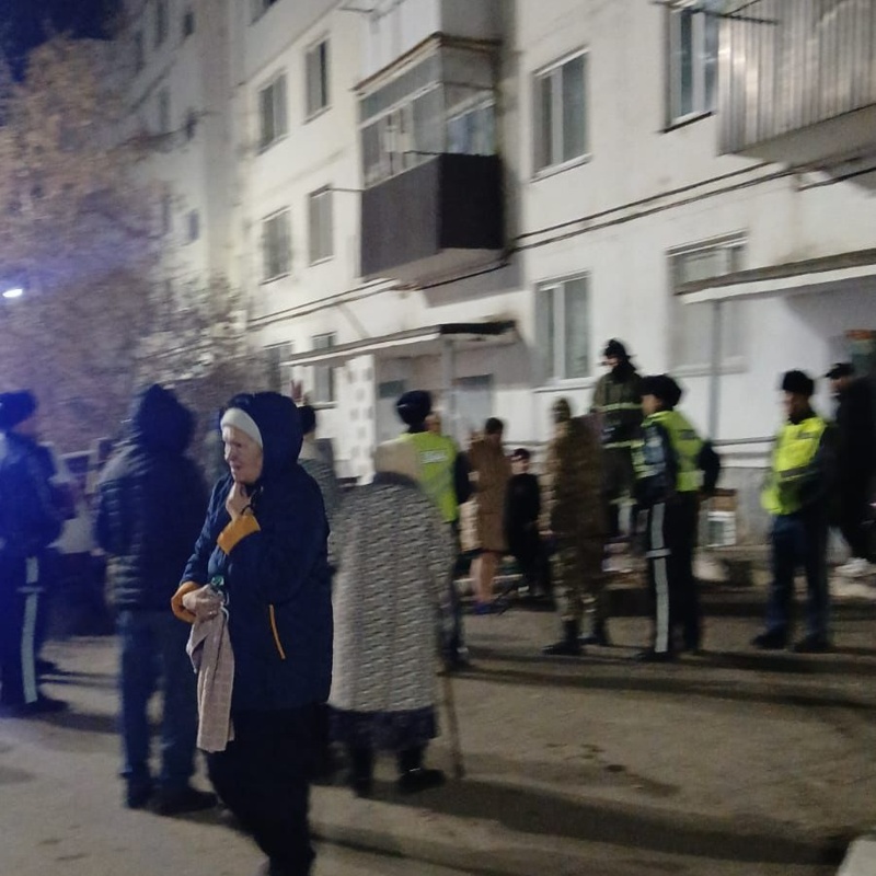 Огонь с теплотрассы перекинулся на жилой дом в Кокшетау, эвакуированы 12 человек эвакуация людей, задымление