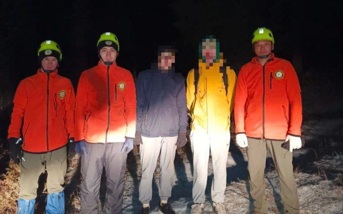 В горах Алматы спасатели помогли спуститься двум подросткам