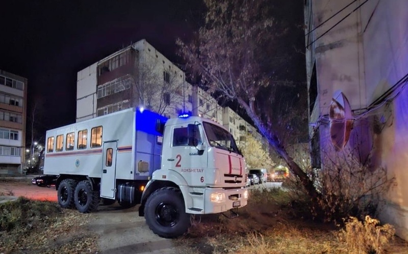 Огонь с теплотрассы перекинулся на жилой дом в Кокшетау, эвакуированы 12 человек эвакуация людей