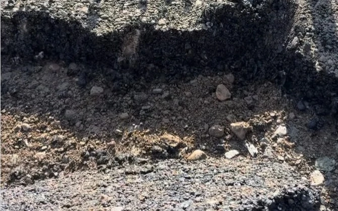 Абай облысында әкім сапасыз салынған асфальтты қопарып, жұмысты тоқтатып тастады 