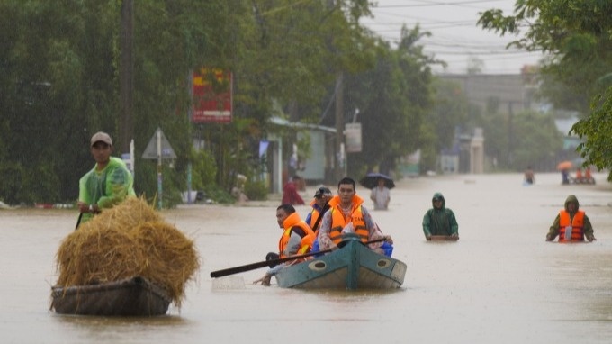 Бір қызға үшеу