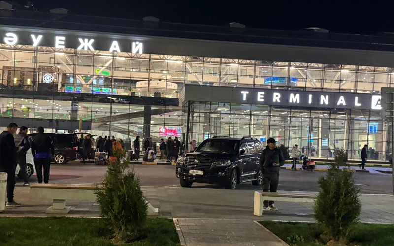 парковка в аэропорту Шымкента