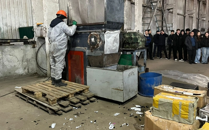 Незаконный товар на 315 млн тенге разбили молотками в Павлодаре